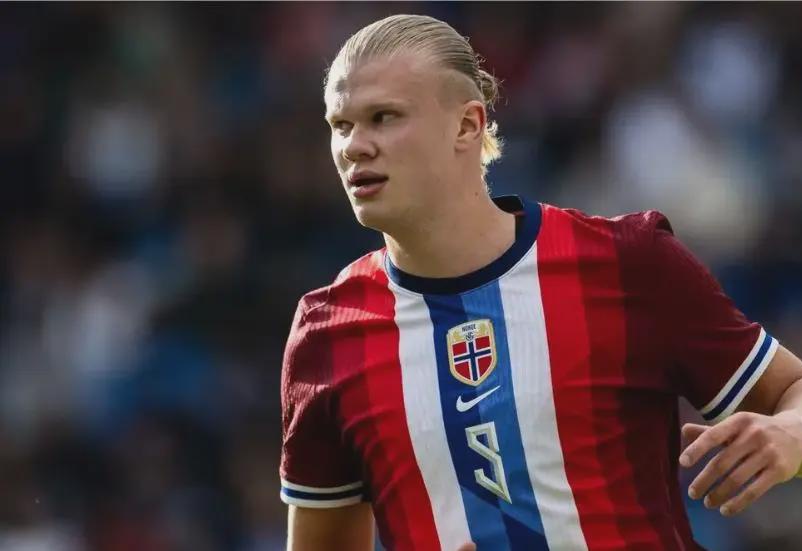 英超半场：西蒙斯蹬踹范戴克染红，十人热刺0-0利物浦（英超半场：西蒙斯蹬踏范戴克被罚下，十人热刺0-0利物浦）