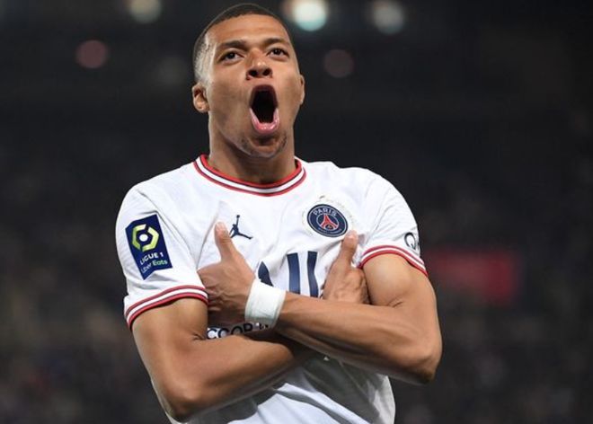 德转列2025年免签球员身价榜：戴维4500万第1，萨内3200万第2（德转2025年免签球员身价榜出炉：戴维斯4500万领跑，萨内3200万位列第二）