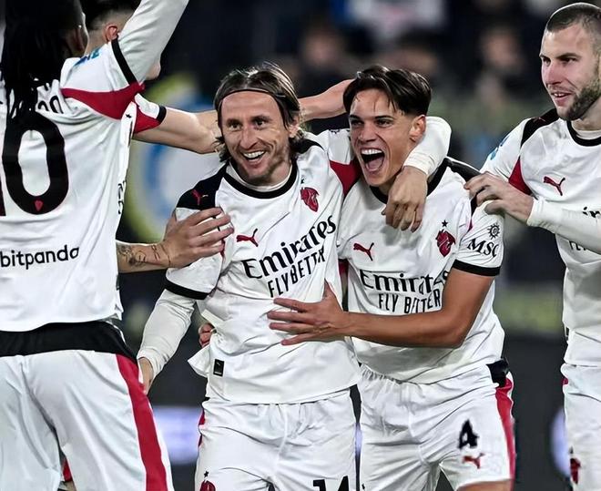 祝福！阿森纳前锋萨卡社媒官宣与相恋5年的女友求婚成功