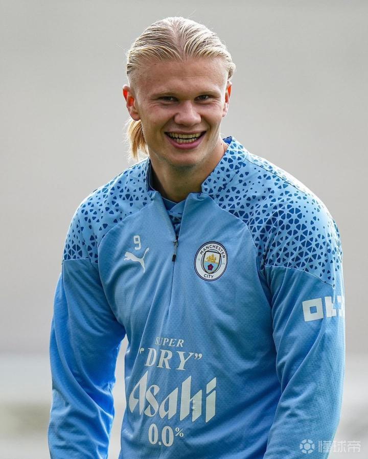 英超名宿齐批罗梅罗太疯狂：球队还有机会，这红牌完全没必要（英超名宿集体炮轰罗梅罗过于鲁莽：球队尚有转机，这张红牌毫无必要）