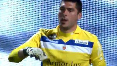 中场核心连续突破防守制造机会