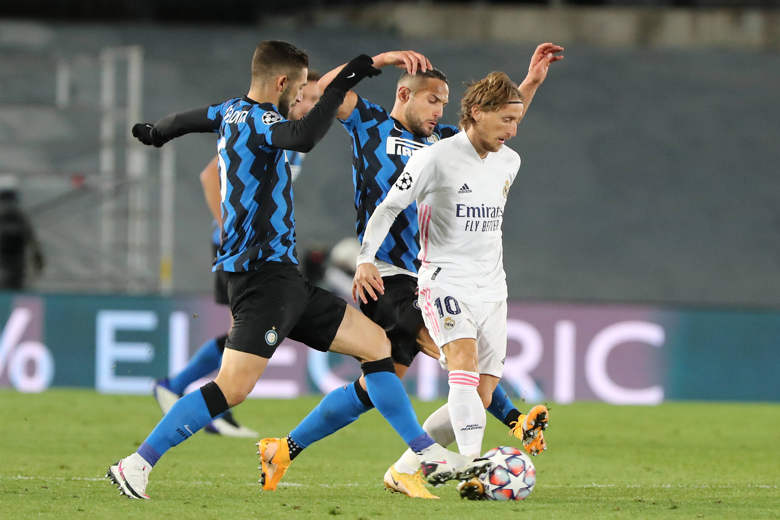 助罗马升至意甲榜首，斯维拉尔达成罗马生涯100场里程碑