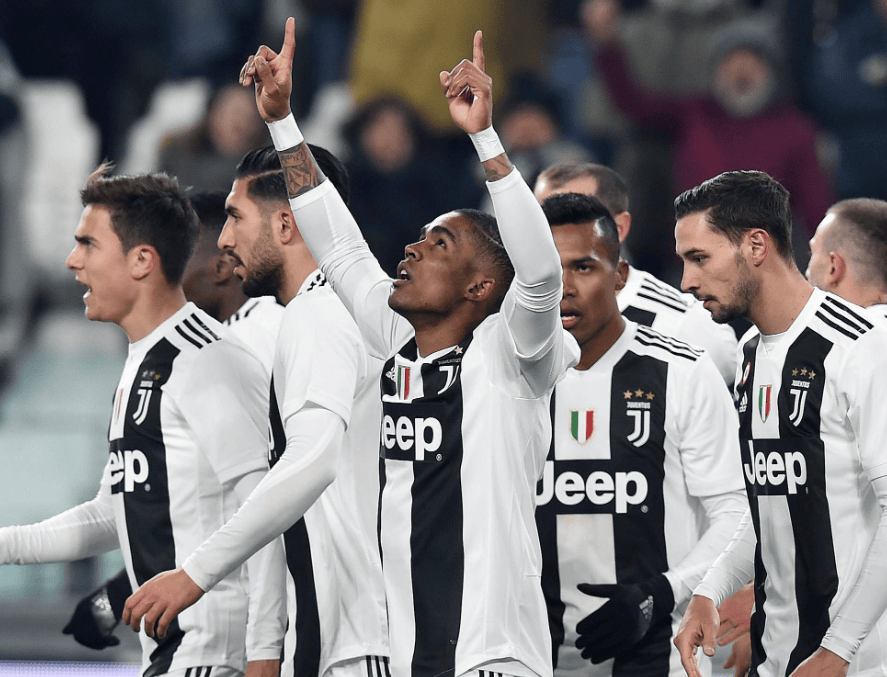 齐达内访华与樊振东互动，展现球技，赞其乒乓球成就，两人友好交流，共话皇马。