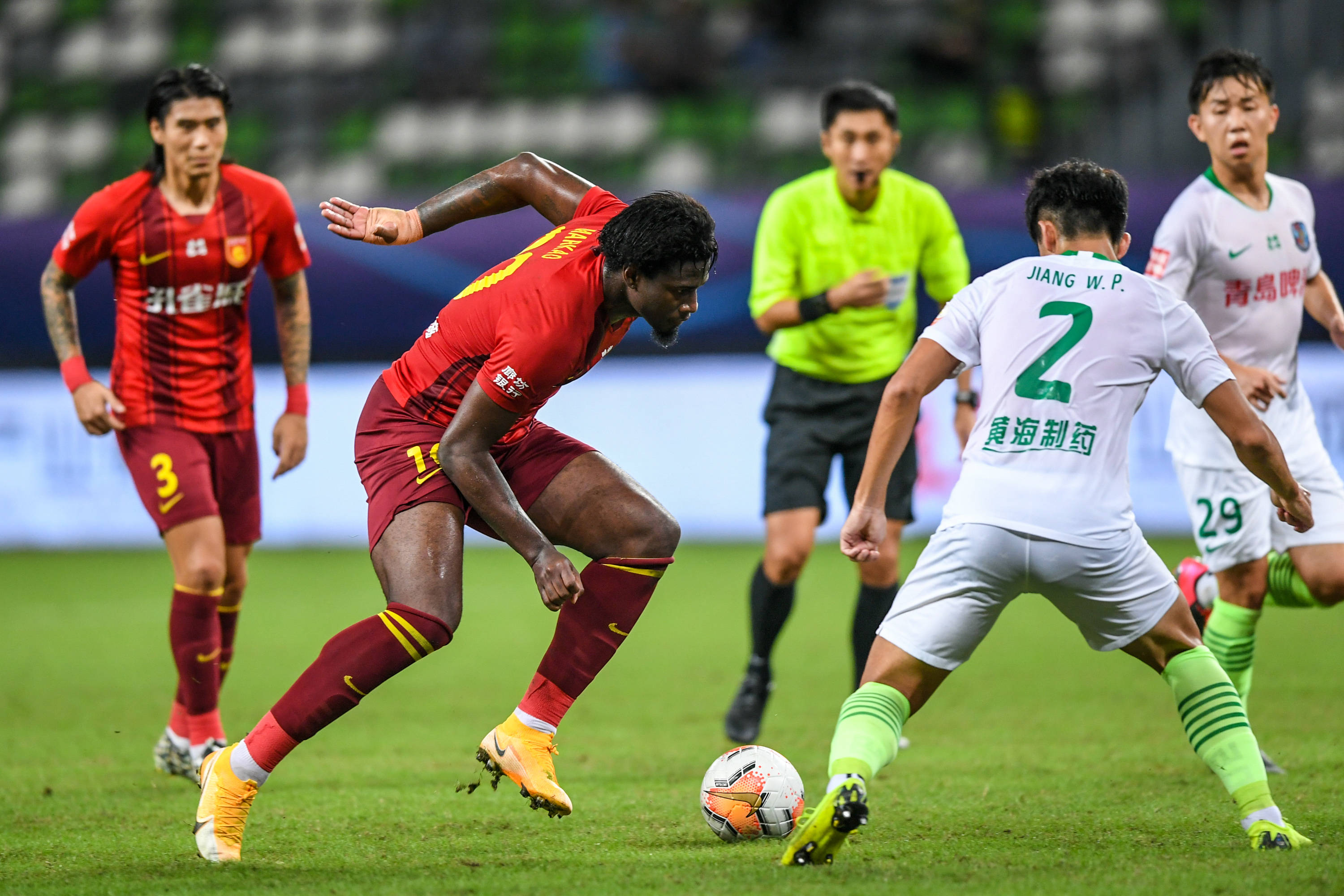 凯恩：希望卡尔不要被外界嘈杂的声音干扰；我很享受参与防守（凯恩：盼卡尔屏蔽外界噪音；参与防守让我乐在其中）